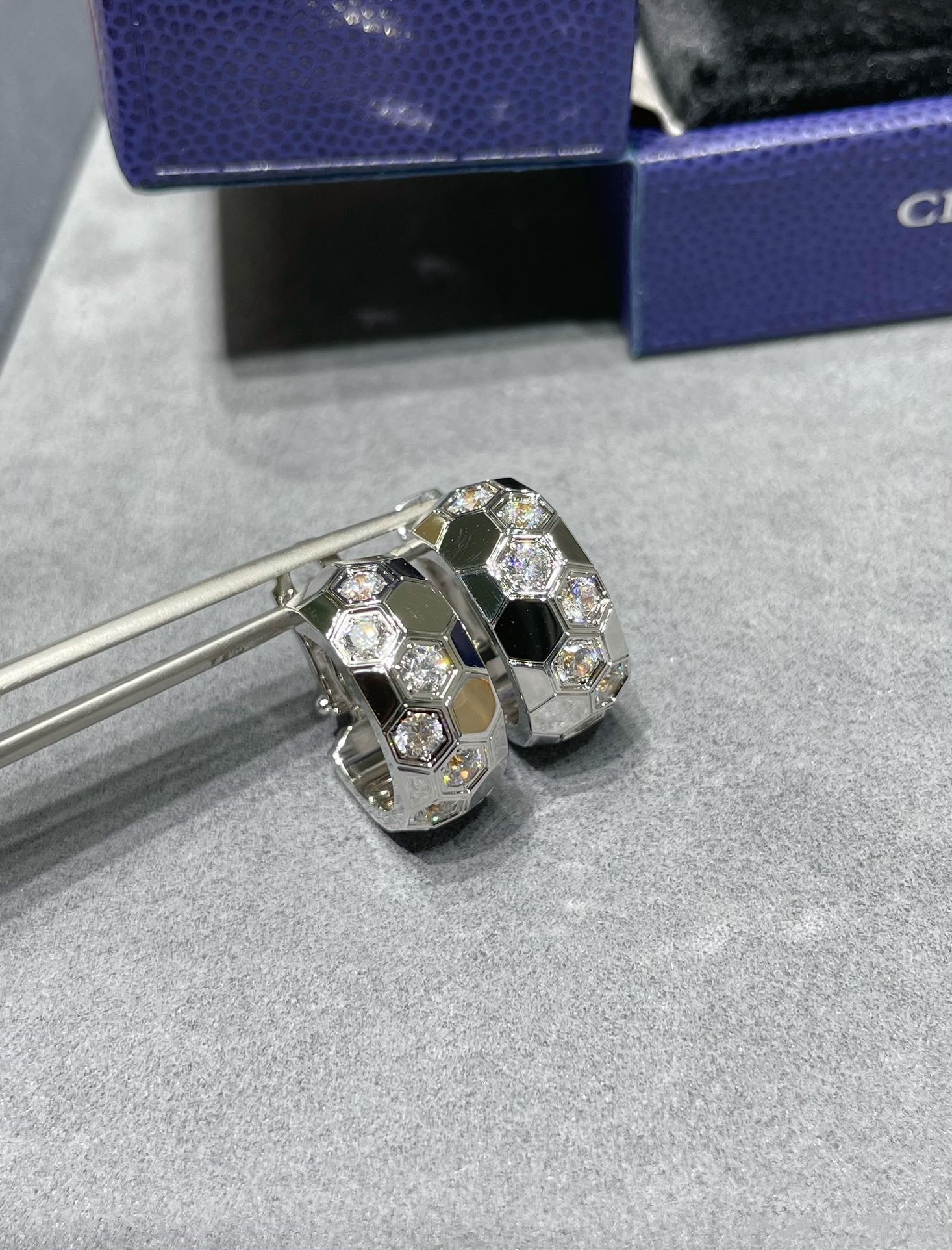 ??MIRA?¡¥BEE LOVE DIAMOND HOOP EARRINGS