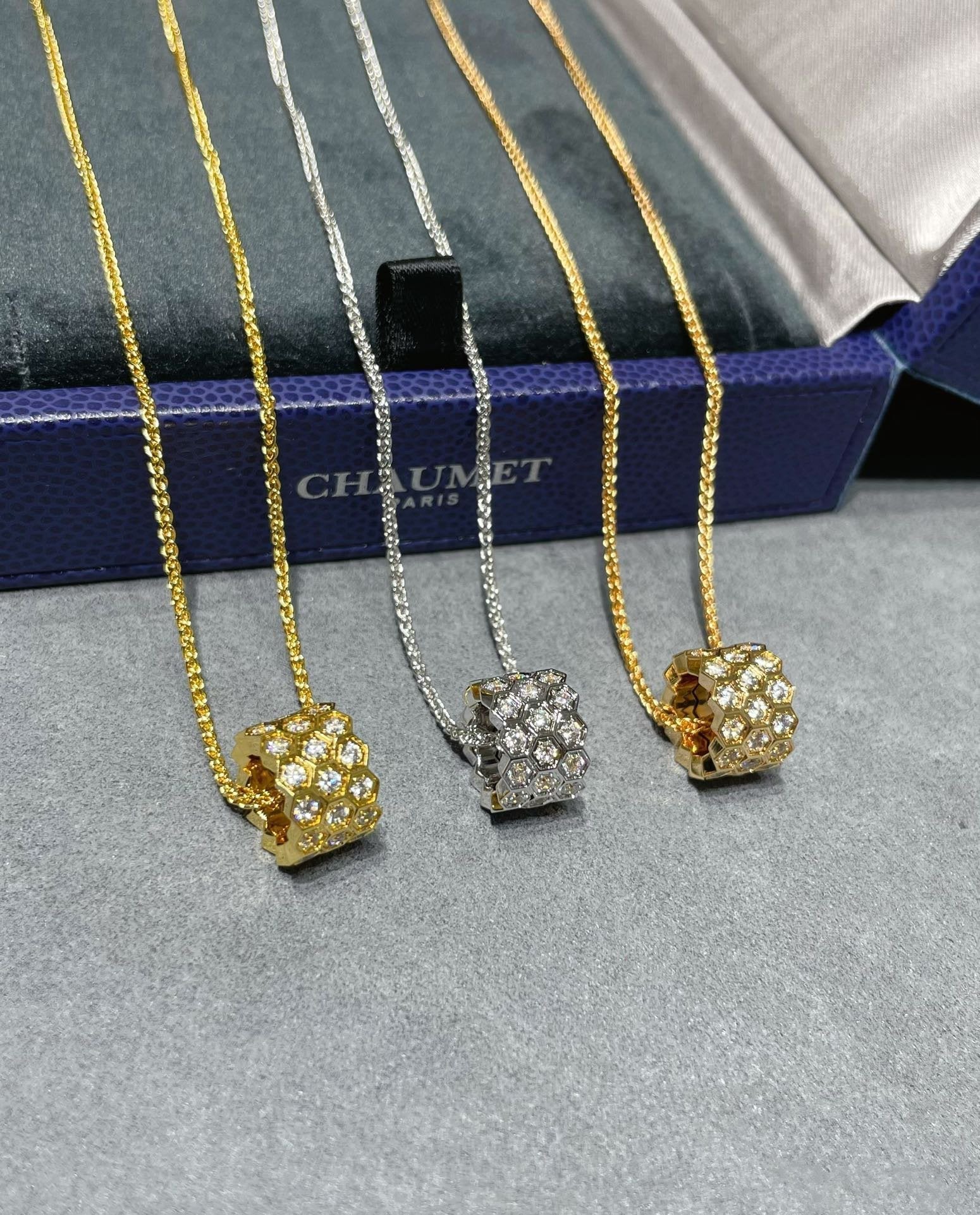 ??MIRA?¡¥BEE LOVE DIAMOND PAVED 3 ROW NECKLACE