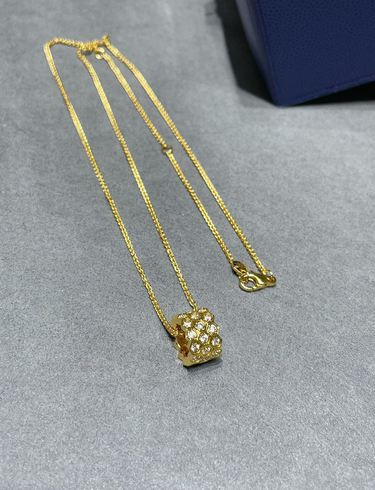 ??MIRA?¡¥BEE LOVE DIAMOND PAVED 3 ROW NECKLACE