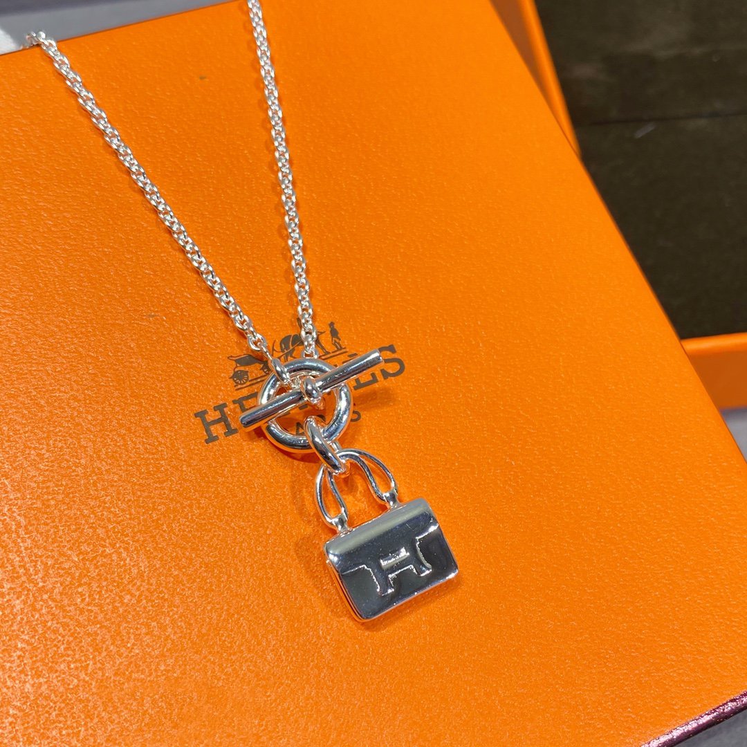 ??MIRA?¡¥CONSTANCE PEDANT SILVER NECKLACE