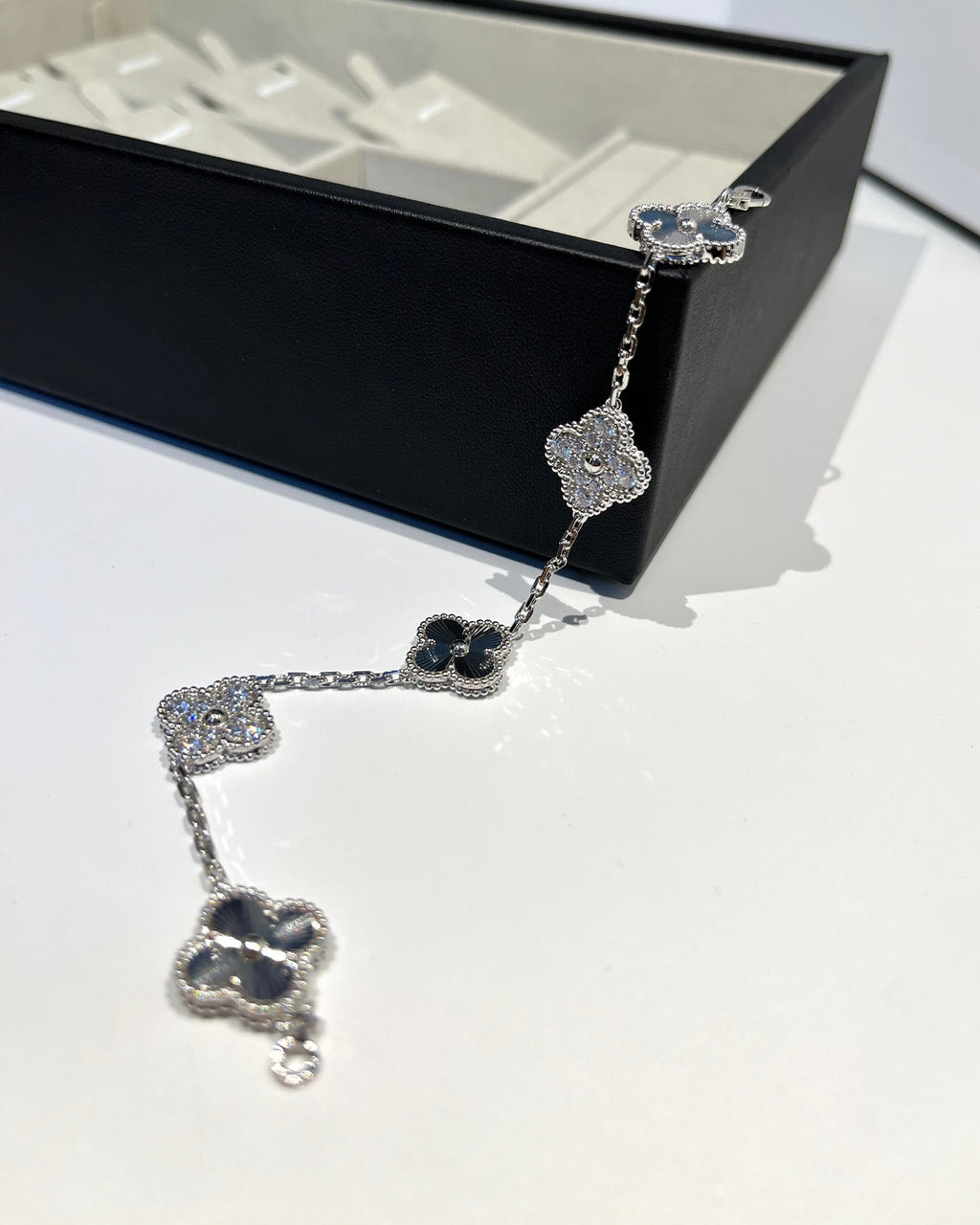 [MIRA]New  CLOVER 5 MOTIF LASER BRACELET COLLECTION