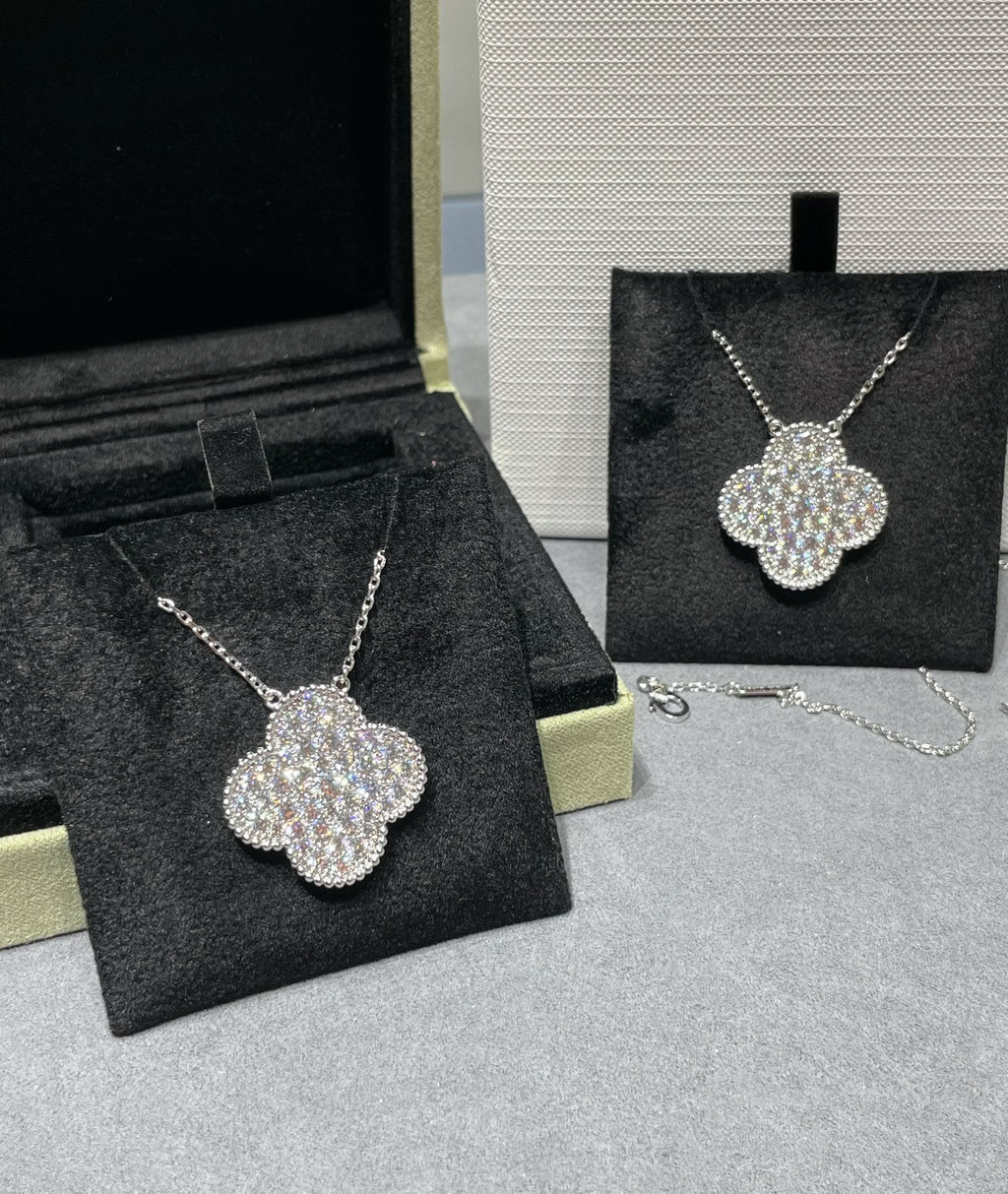??MIRA?¡¥CLOVER 25MM LARGE PENDANT DIAMOND PAVED SILVER NECKLACE