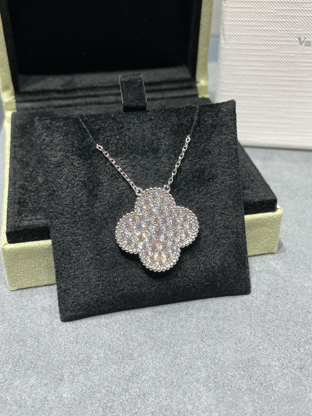 ??MIRA?¡¥CLOVER 25MM LARGE PENDANT DIAMOND PAVED SILVER NECKLACE