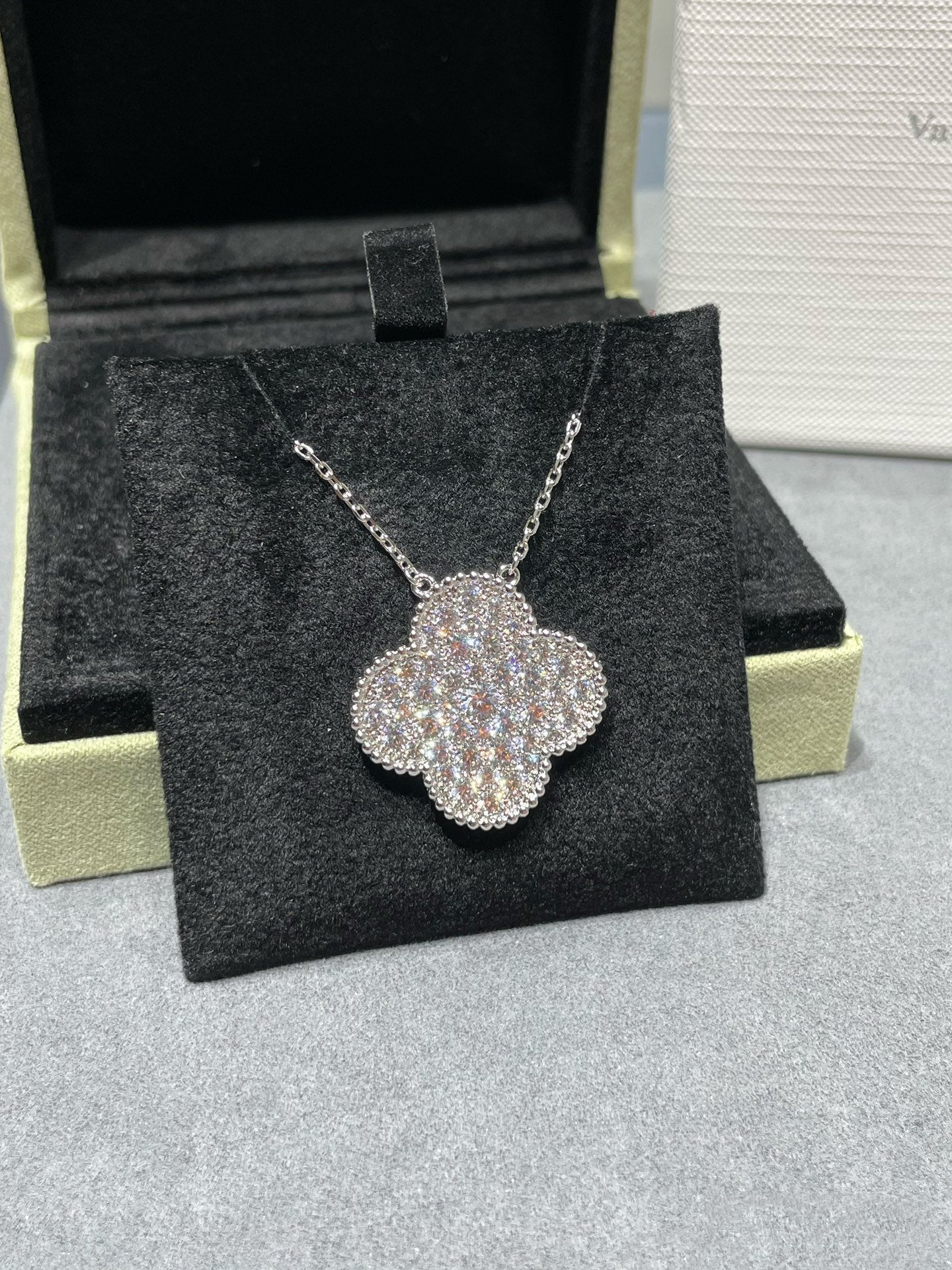 ??MIRA?¡¥CLOVER 25MM LARGE PENDANT DIAMOND PAVED SILVER NECKLACE