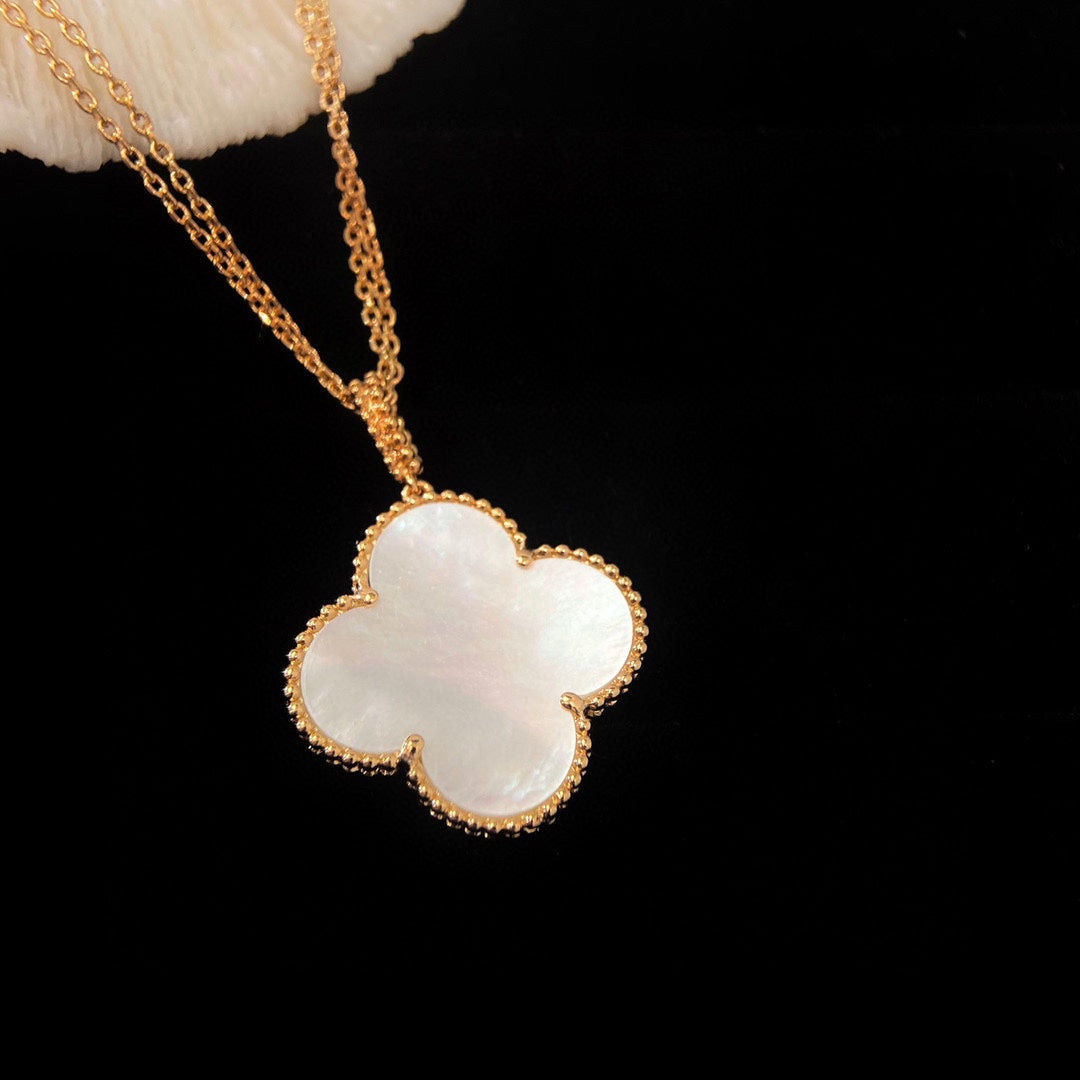 ??MIRA?¡¥CLOVER 25MM MOP LARGE PENDANT NECKLACE