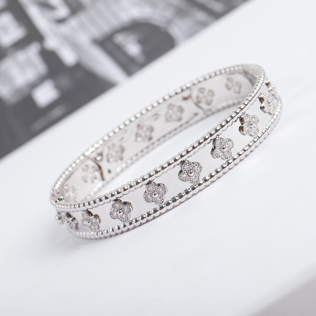 ??MIRA?¡¥CLOVER BRACELET 8MM DIAMONDS