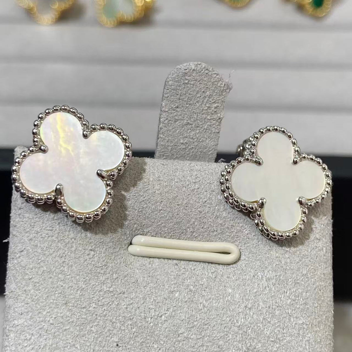 [MIRA] CLOVER LARGE (20mm) 1 MOTIFS WHITE MOP STUD EARRINGS
