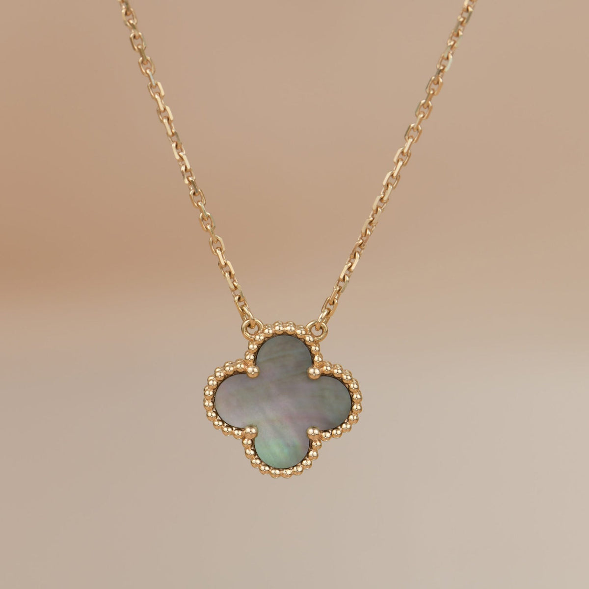 ??MIRA?¡¥CLOVER 15MM  GRAY MOTHER OF PEARL NECKLACE