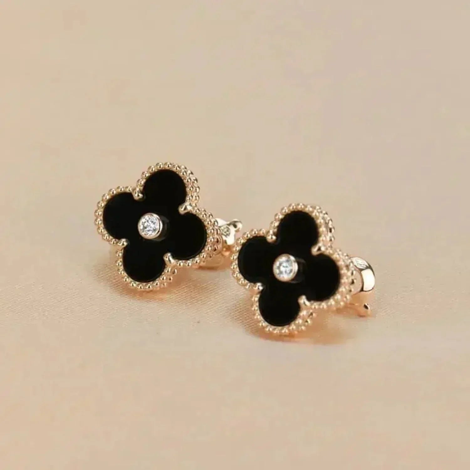 ??MIRA?¡¥CLOVER MEDIUM 1 MOTIFS ONYX DIAMOND EARRINGS