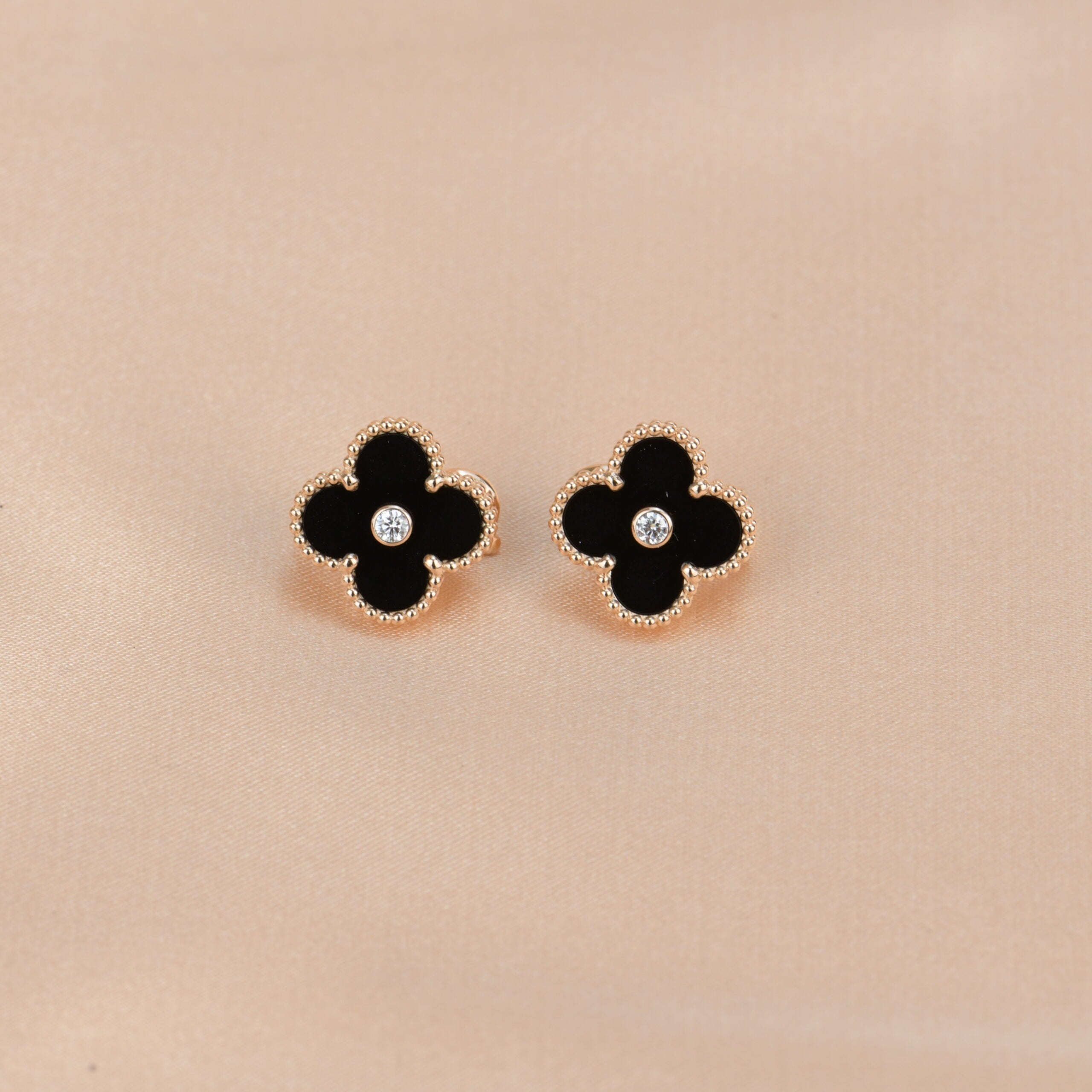 ??MIRA?¡¥CLOVER MEDIUM 1 MOTIFS ONYX DIAMOND EARRINGS