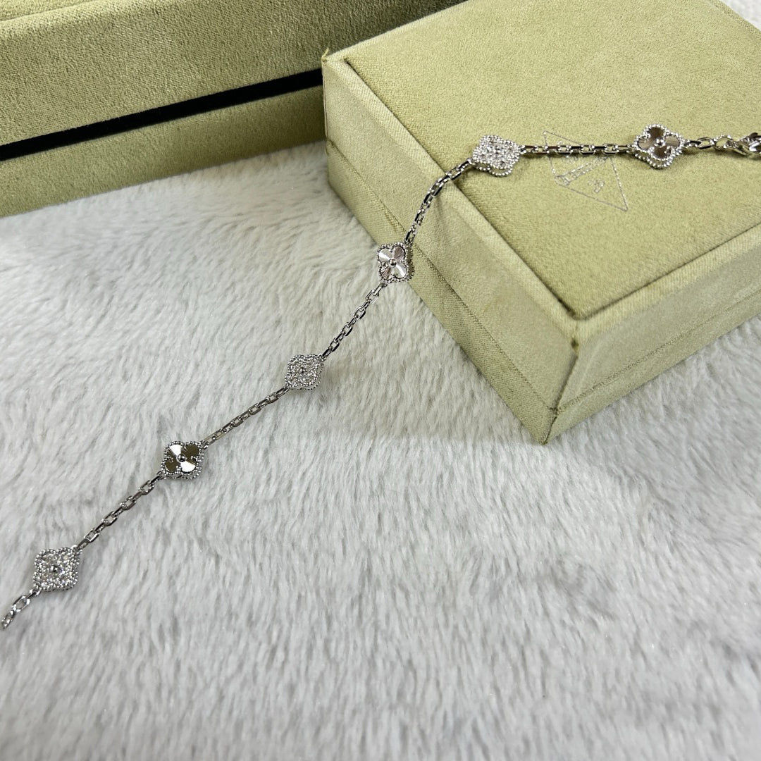 [??MIRA?¡¥]CLOVER 6 MOTIF DIAMOND LASER BRACELET