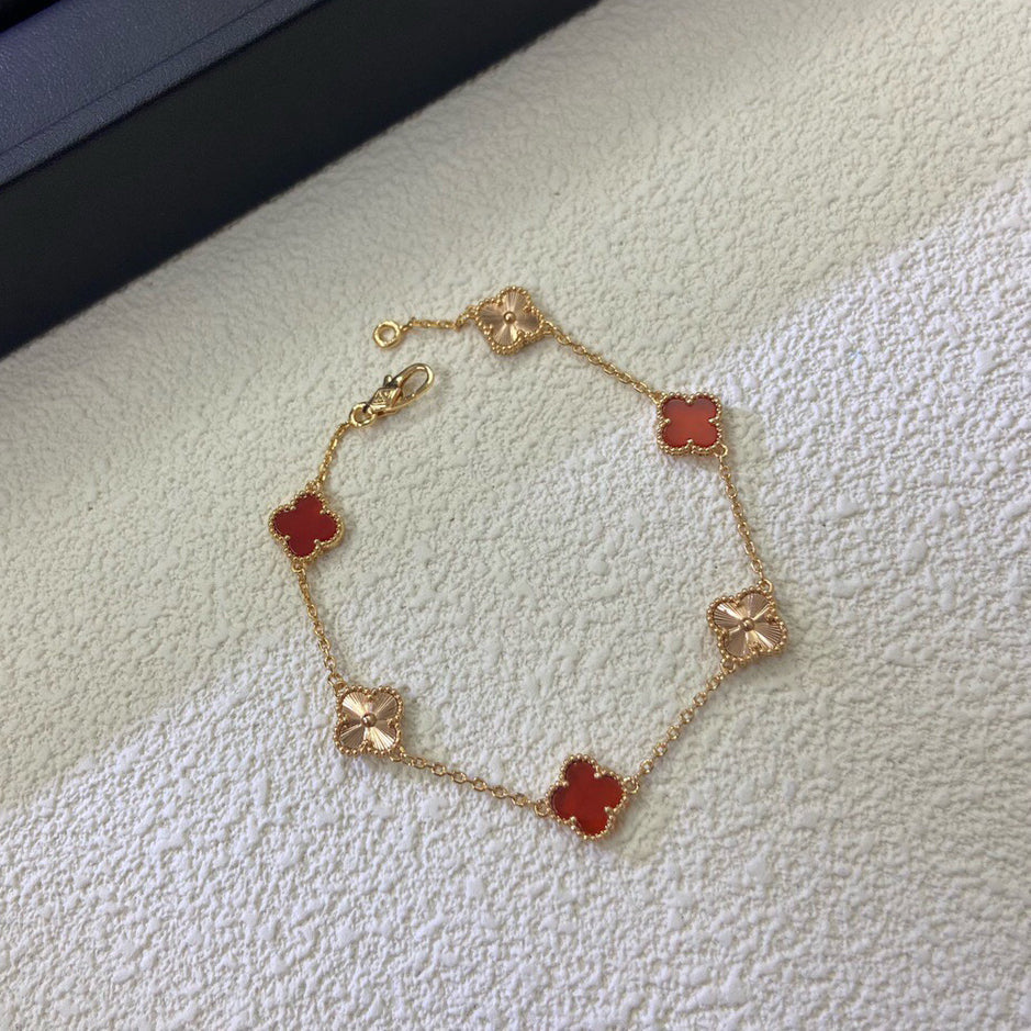 [??MIRA?¡¥]CLOVER 6 MOTIF RED AGATE LASER BRACELET