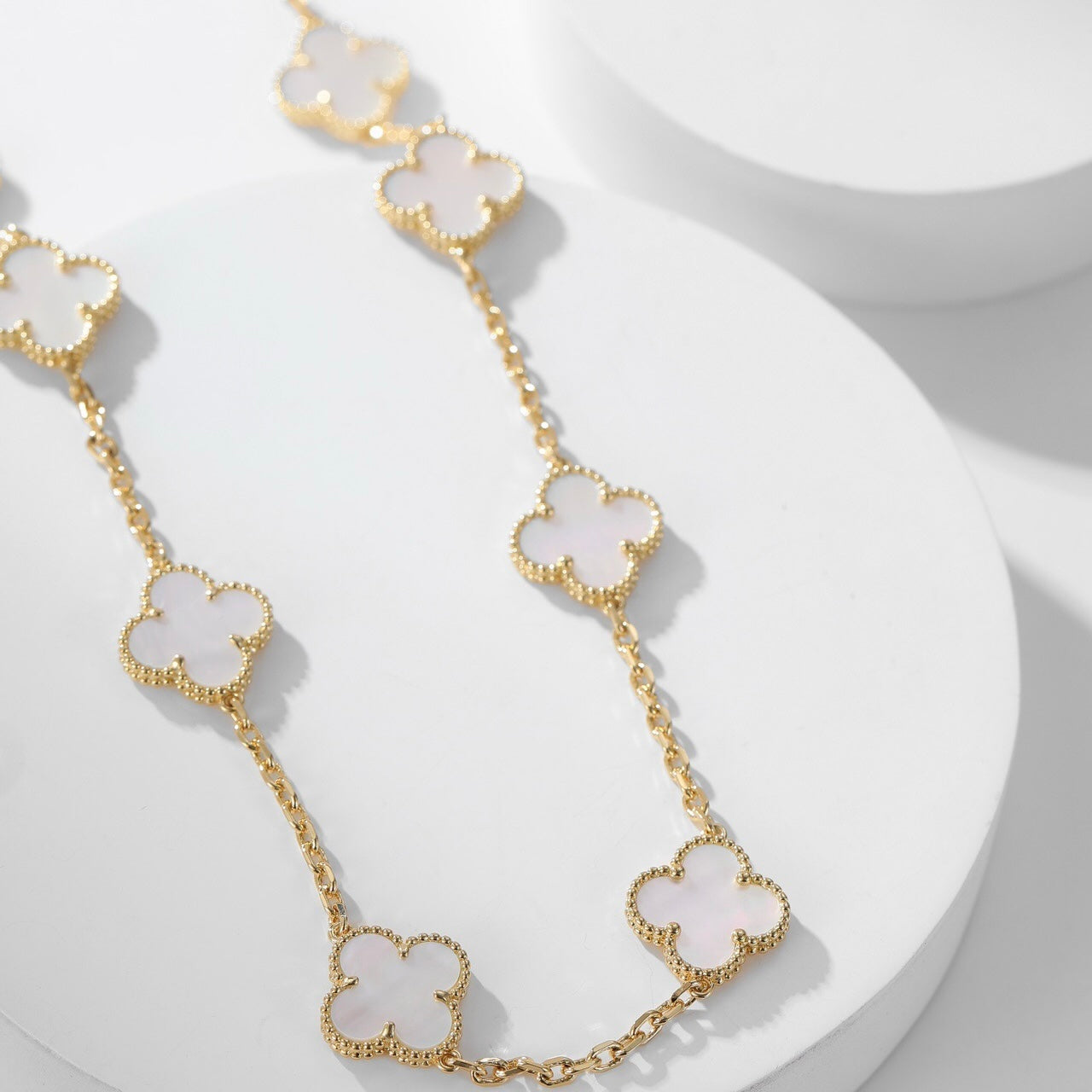 ??MIRA?¡¥CLOVER 10 MOTIFS WHITE MOTHER OF PEARL NECKLACE