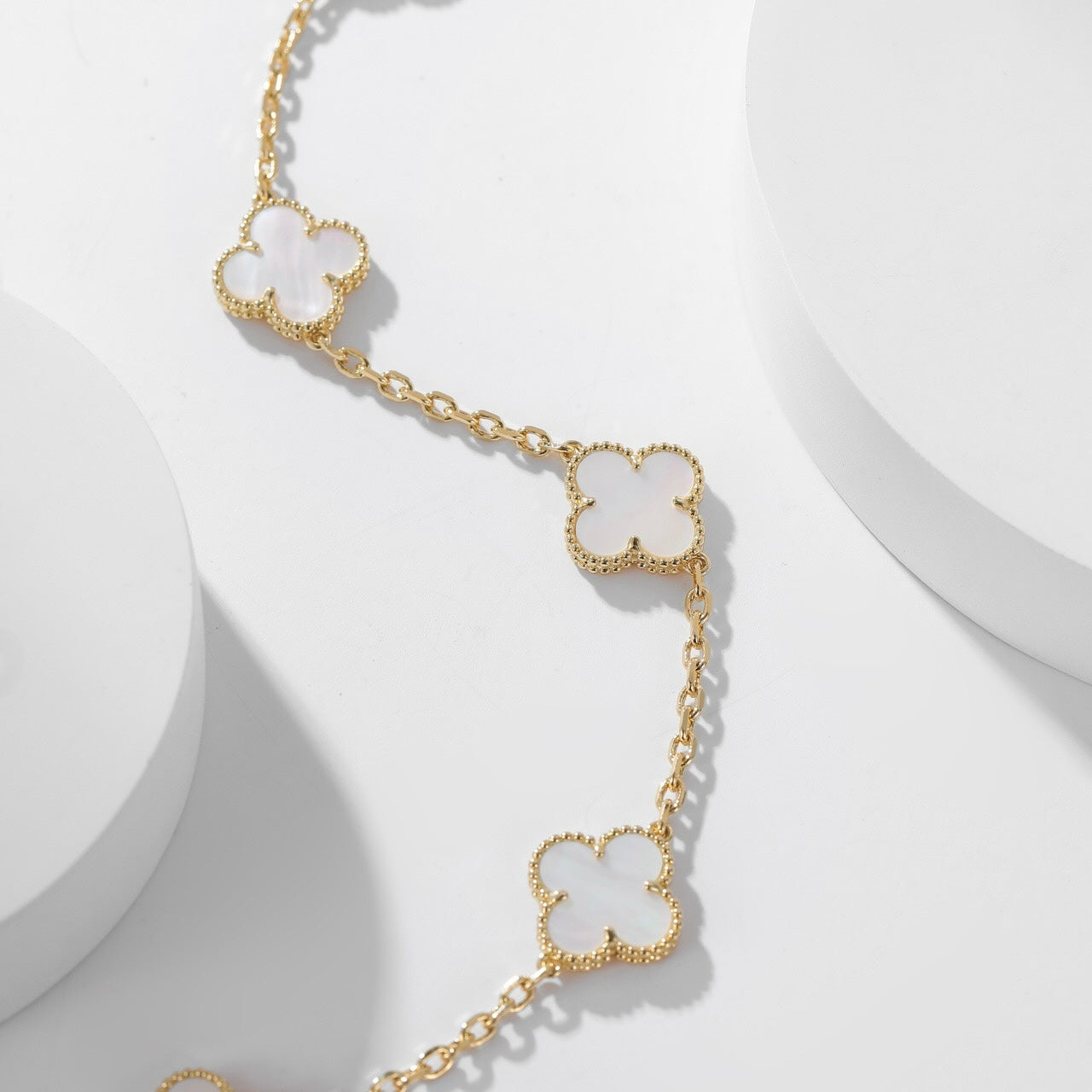 ??MIRA?¡¥CLOVER 10 MOTIFS WHITE MOTHER OF PEARL NECKLACE