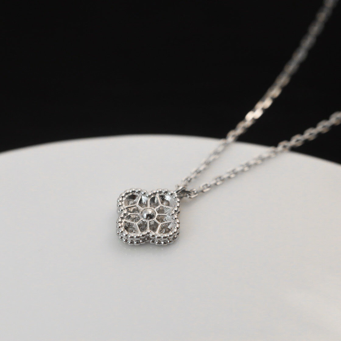 ??MIRA?¡¥CLOVER MINI 9.5MM PENDANT DIAMOND NECKLACE