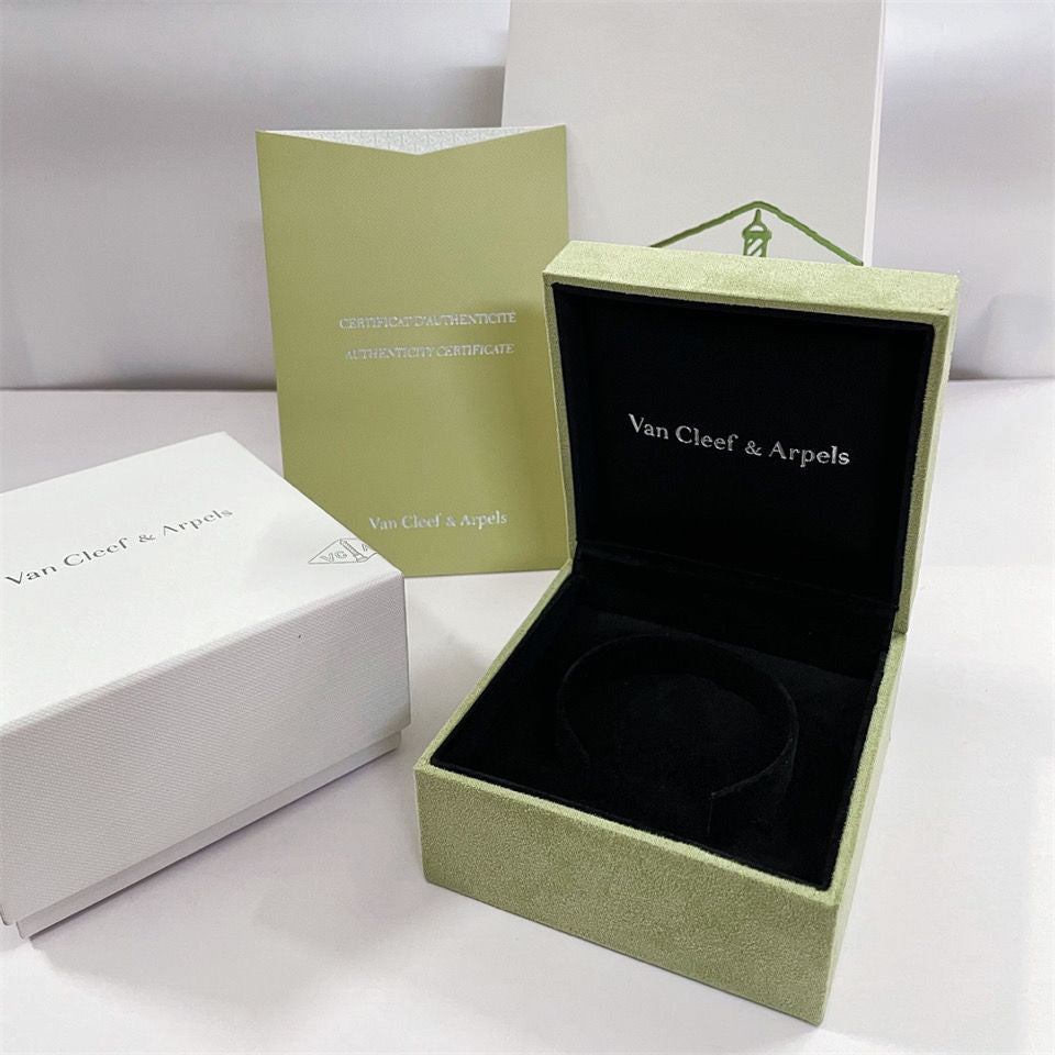 ??MIRA?¡¥VA CLOVER BRACELET NECKLACE RING BOX GIFT BAG