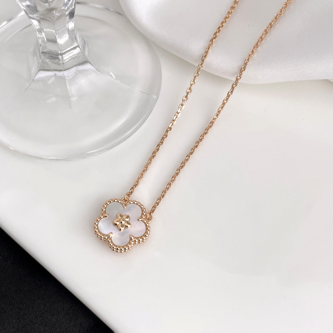 ??MIRA?¡¥LUCKY  WHITE MOP  PLUM BLOSSOM NECKLACE