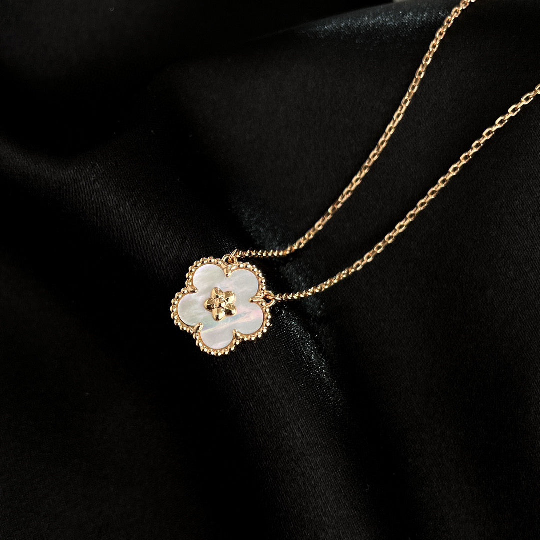 ??MIRA?¡¥LUCKY  WHITE MOP  PLUM BLOSSOM NECKLACE