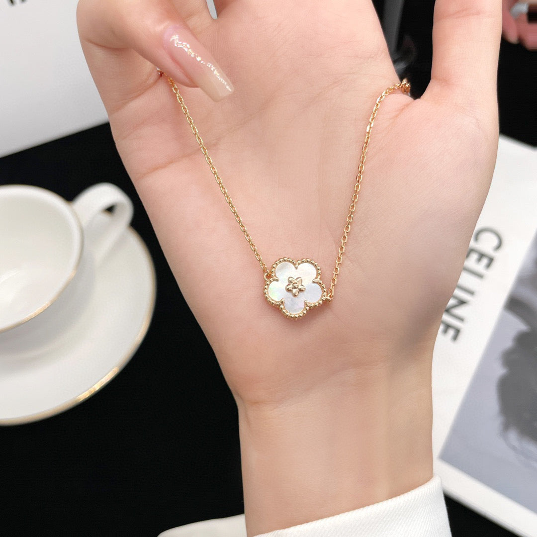 ??MIRA?¡¥LUCKY WHITE MOP PLUM BLOSSOM  BRACELET