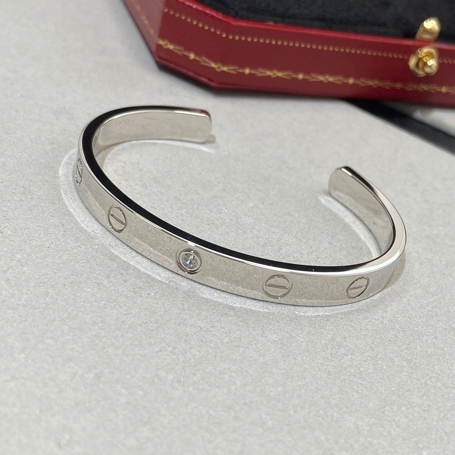 ??MIRA?¡¥LOVE BRACELET 6.1MM 1 DIAMOND OPEN CUFF