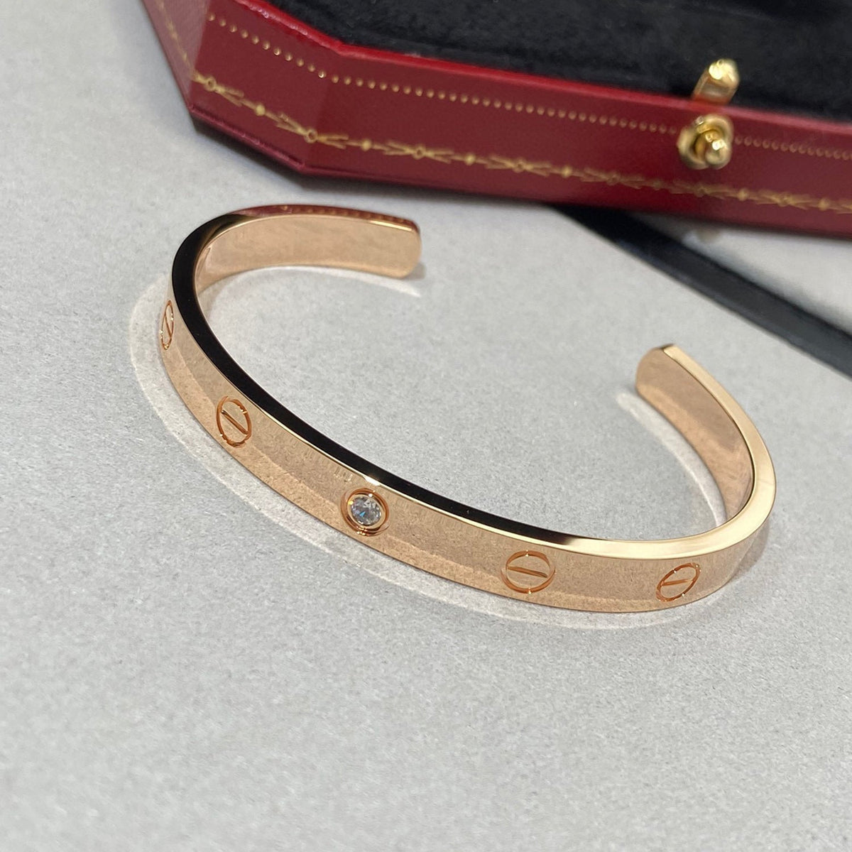 ??MIRA?¡¥LOVE BRACELET 6.1MM 1 DIAMOND OPEN CUFF
