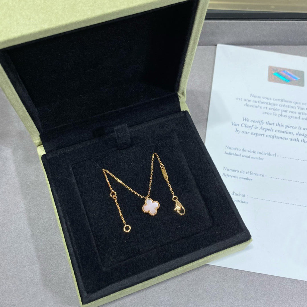 ??MIRA?¡¥CLOVER 15MM PINK MOTHER-OF-PEARL SINGLE FLOWER NECKLACE