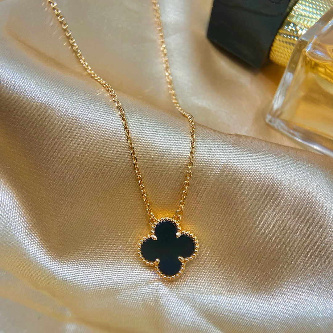 ??MIRA?¡¥CLOVER 15MM BLACK ONYX SINGLE FLOWER NECKLACE