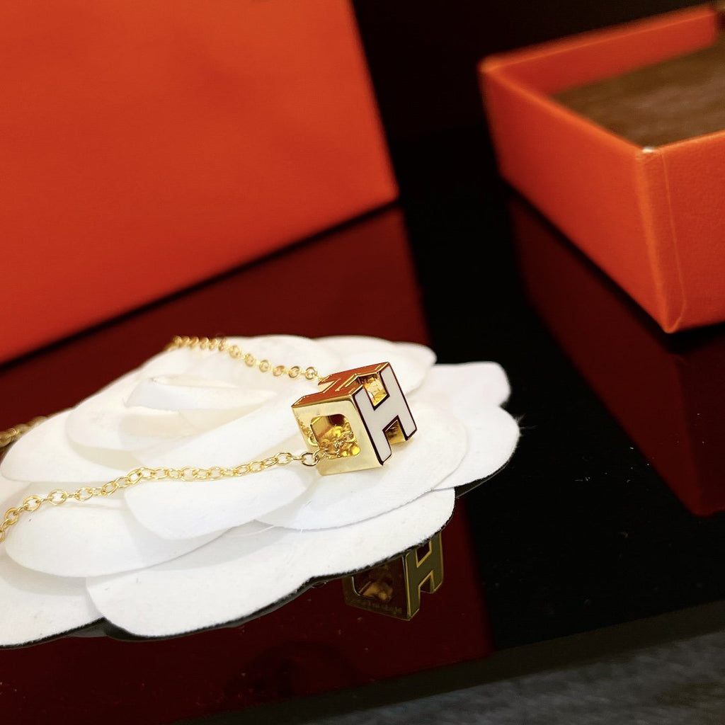 ??MIRA?¡¥H WHITE SQUARE GOLD NECKLACE