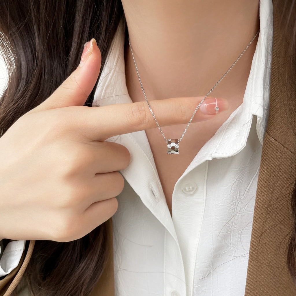 ??MIRA?¡¥BEE MINI PEDANT DIAMOND NECKLACE