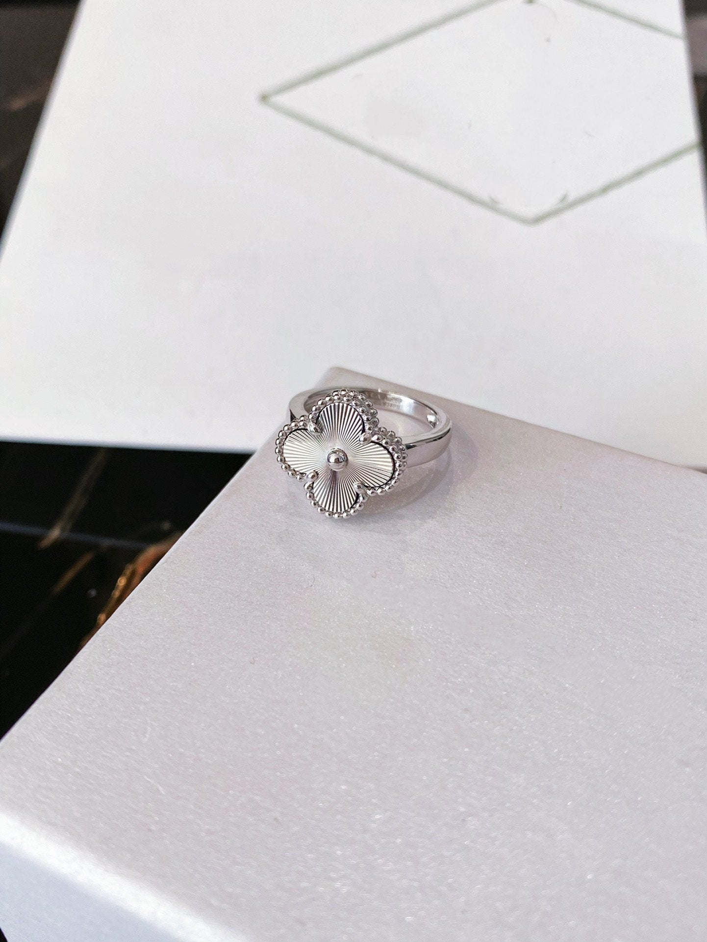 ??MIRA?¡¥CLOVER SILVER RING