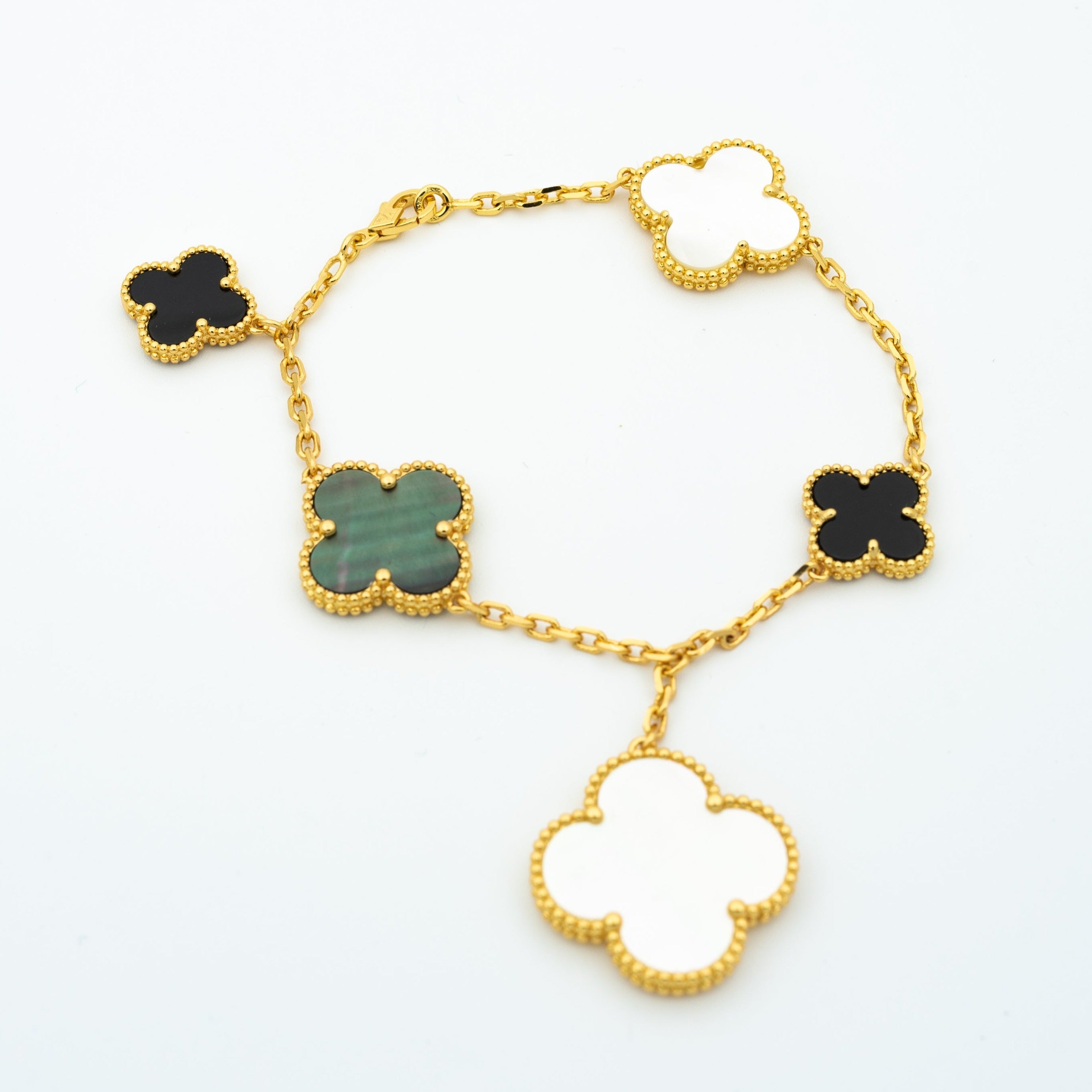 ??MIRA?¡¥CLOVER BRACELET 5 MOTIFS ONYX MOP
