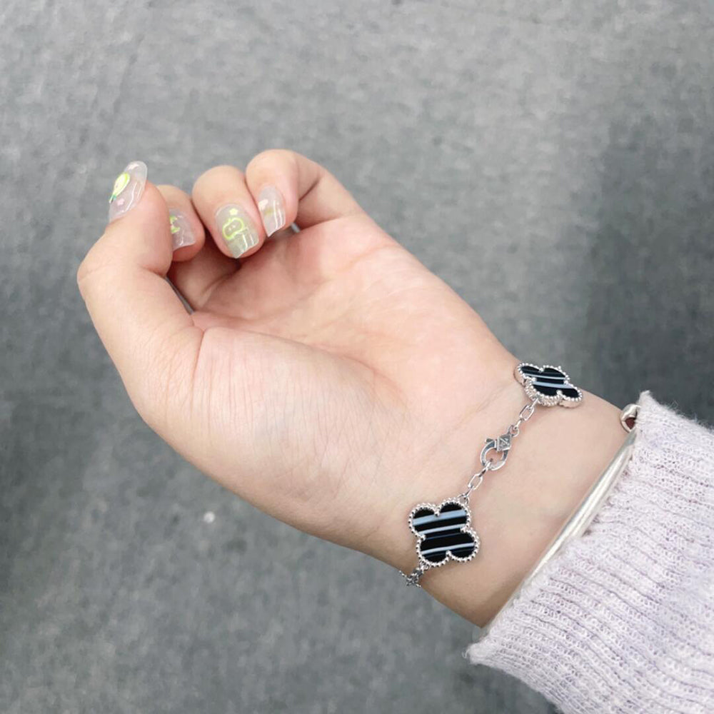 ??MIRA?¡¥CLOVER 5 MOTIF VEINED ONYX BRACELET SILVER