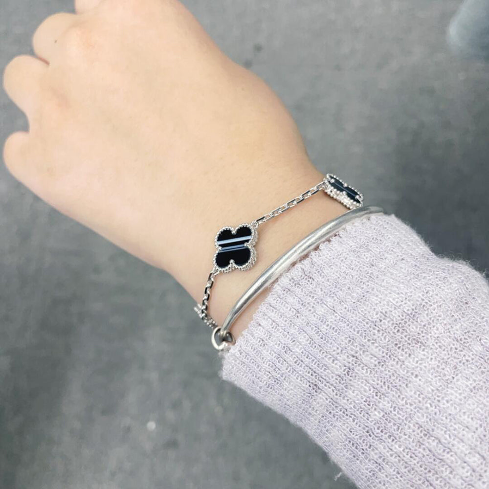 ??MIRA?¡¥CLOVER 5 MOTIF VEINED ONYX BRACELET SILVER