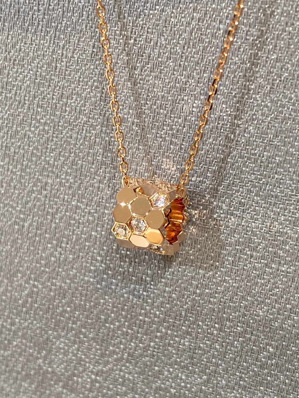 ??MIRA?¡¥BEE LOVE DIAMOND NECKLACE