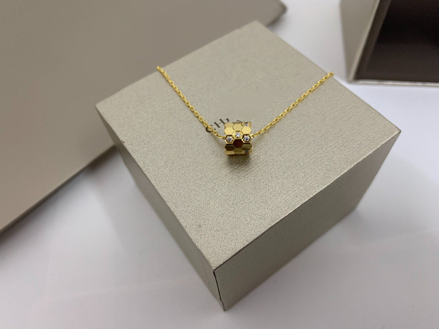 ??MIRA?¡¥BEE LOVE DIAMOND NECKLACE