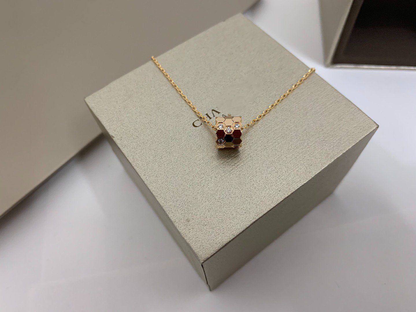 ??MIRA?¡¥BEE LOVE DIAMOND NECKLACE