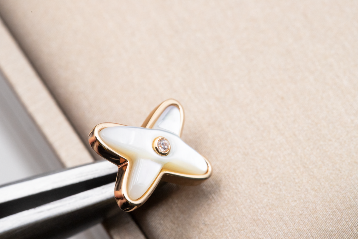 ??MIRA?¡¥JEUX DE WHITE MOP PINK GOLD DIAMOND EARRINGS