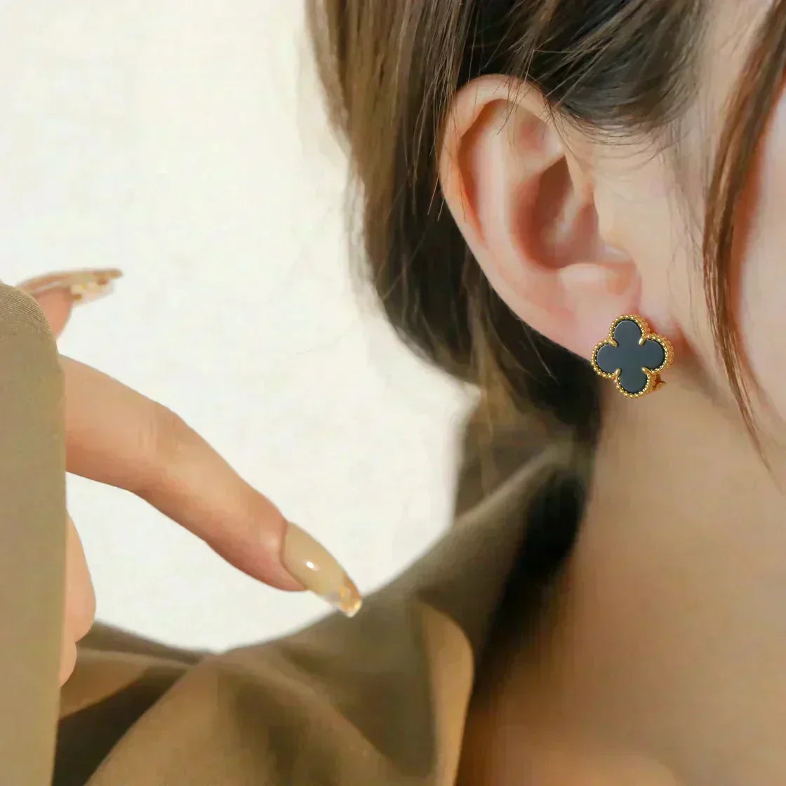 ??MIRA?¡¥CLOVER MEDIUM 1 MOTIFS  ONYX STUD EARRINGS