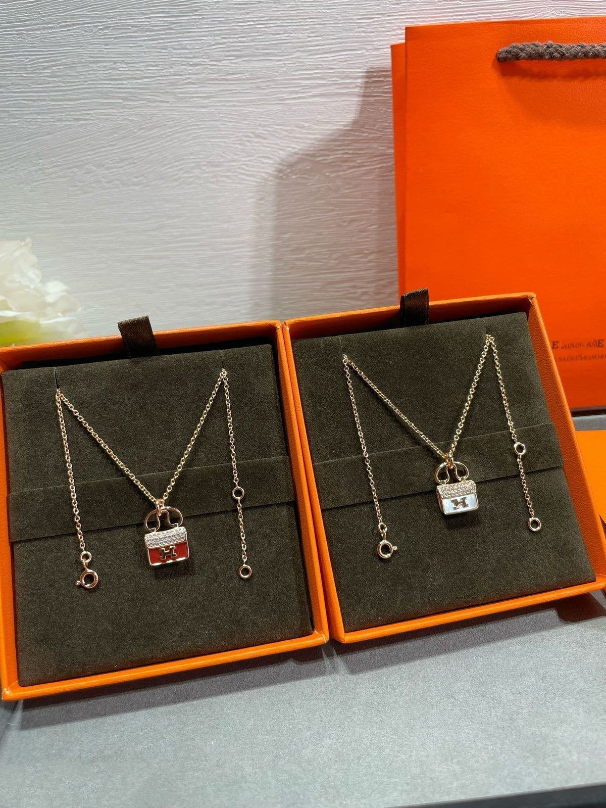 ??MIRA?¡¥H CIRCE MOISSANITE PENDANT NECKLACE GOLD