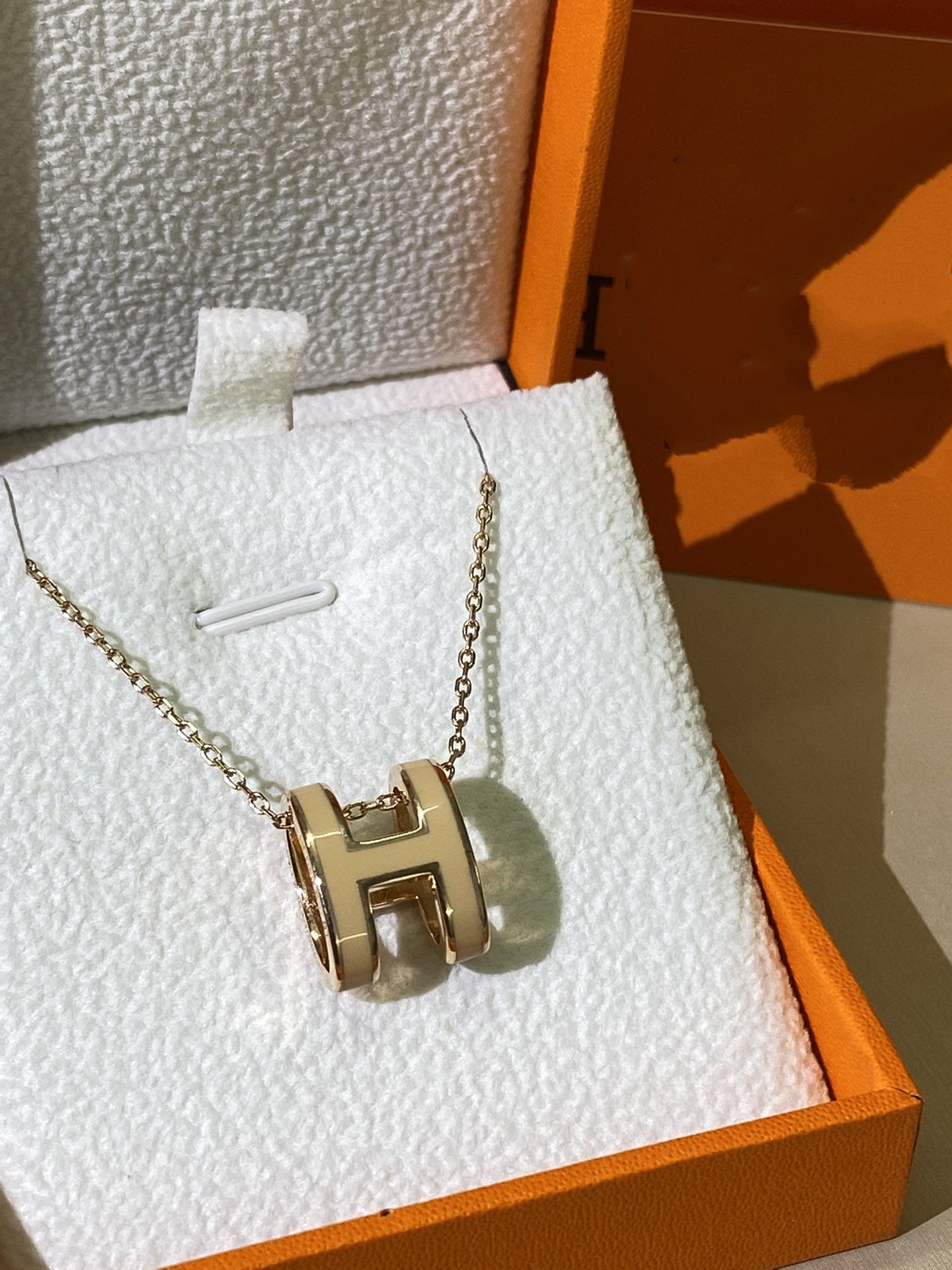 ??MIRA?¡¥HM CLIC YELLOW ENAMEL GOLD NECKLACE