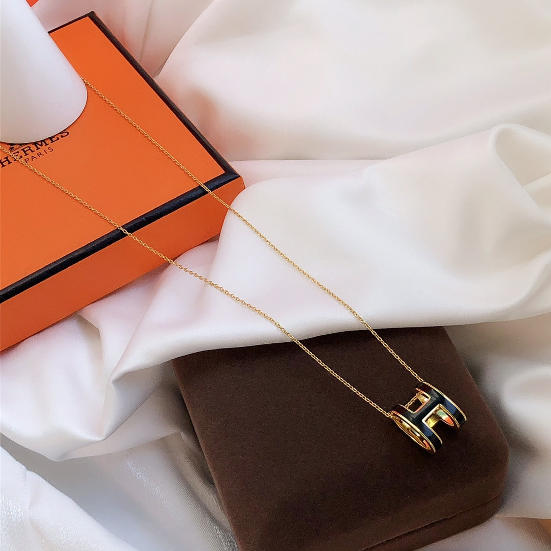 ??MIRA?¡¥HM CLIC BLACK ENAMEL GOLD NECKLACE