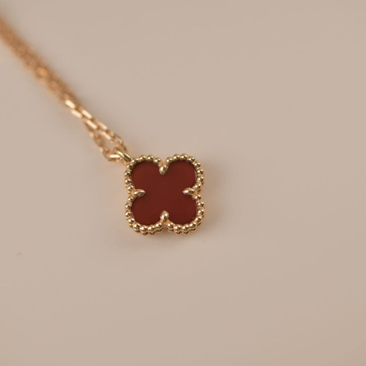 ??MIRA?¡¥CLOVER MINI 9.5MM WHITE CARNELIANS NECKLACE