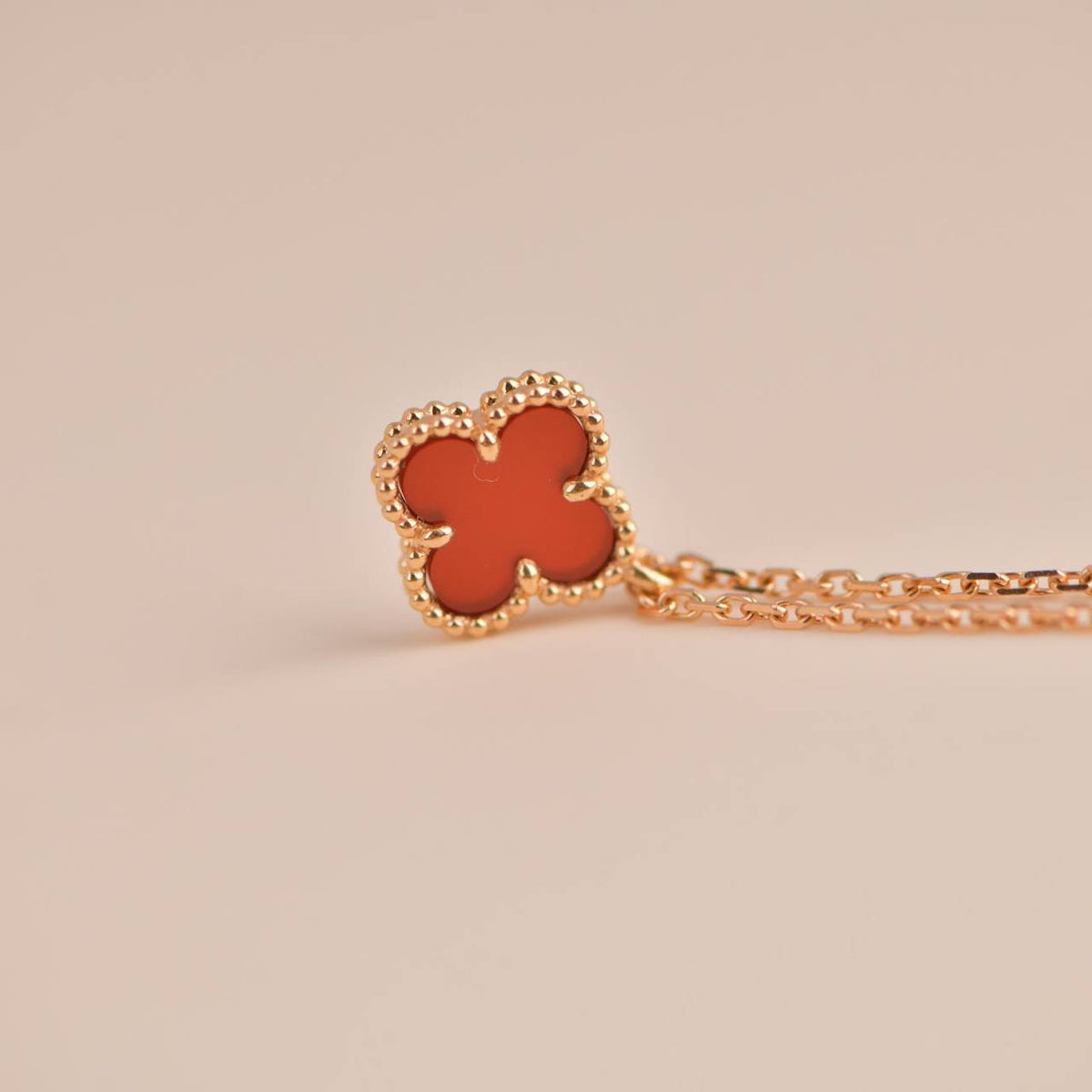 ??MIRA?¡¥CLOVER MINI 9.5MM WHITE CARNELIANS NECKLACE