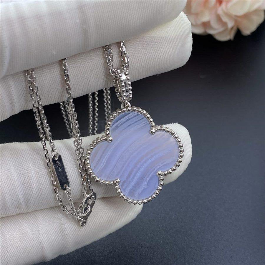 ??MIRA?¡¥CLOVER SILVER CHALCEDONY BIG CLOVER NECKLACE