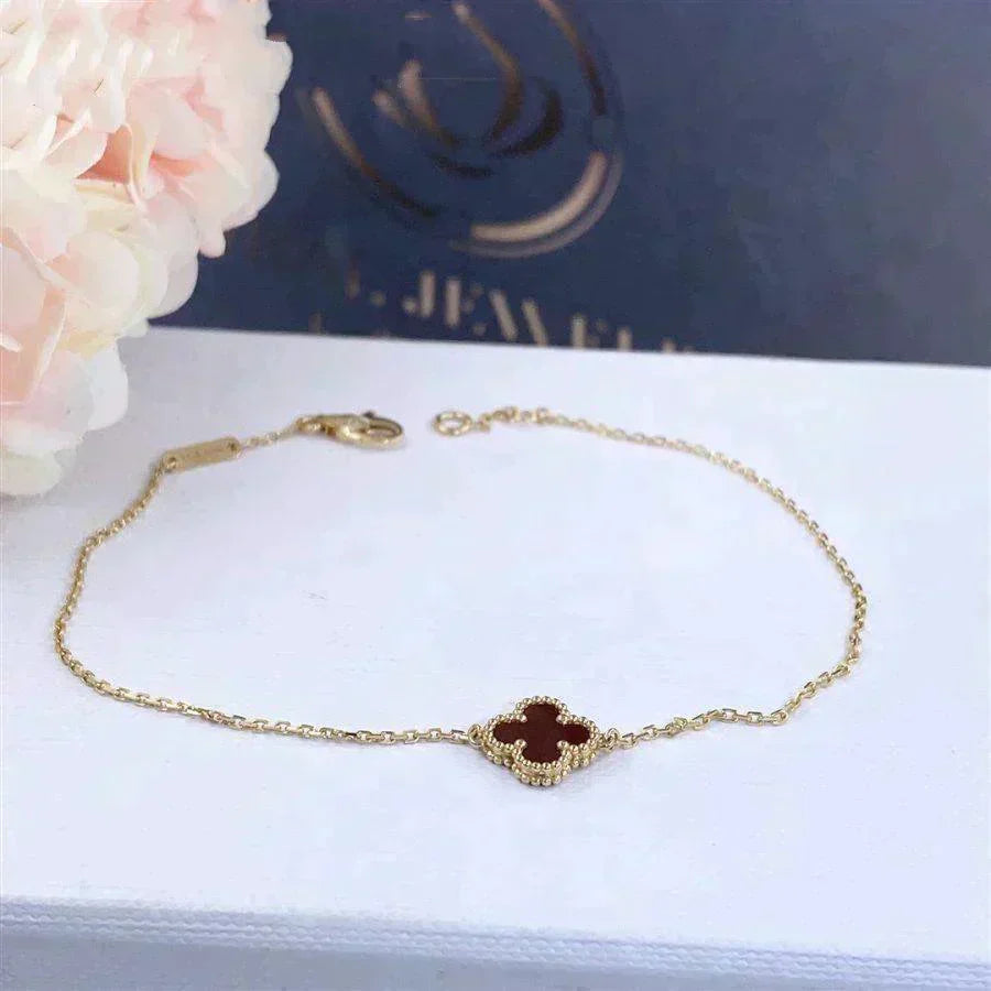 ??MIRA?¡¥CLOVER  CARNELIAN SINGLE FLOWER BRACELET