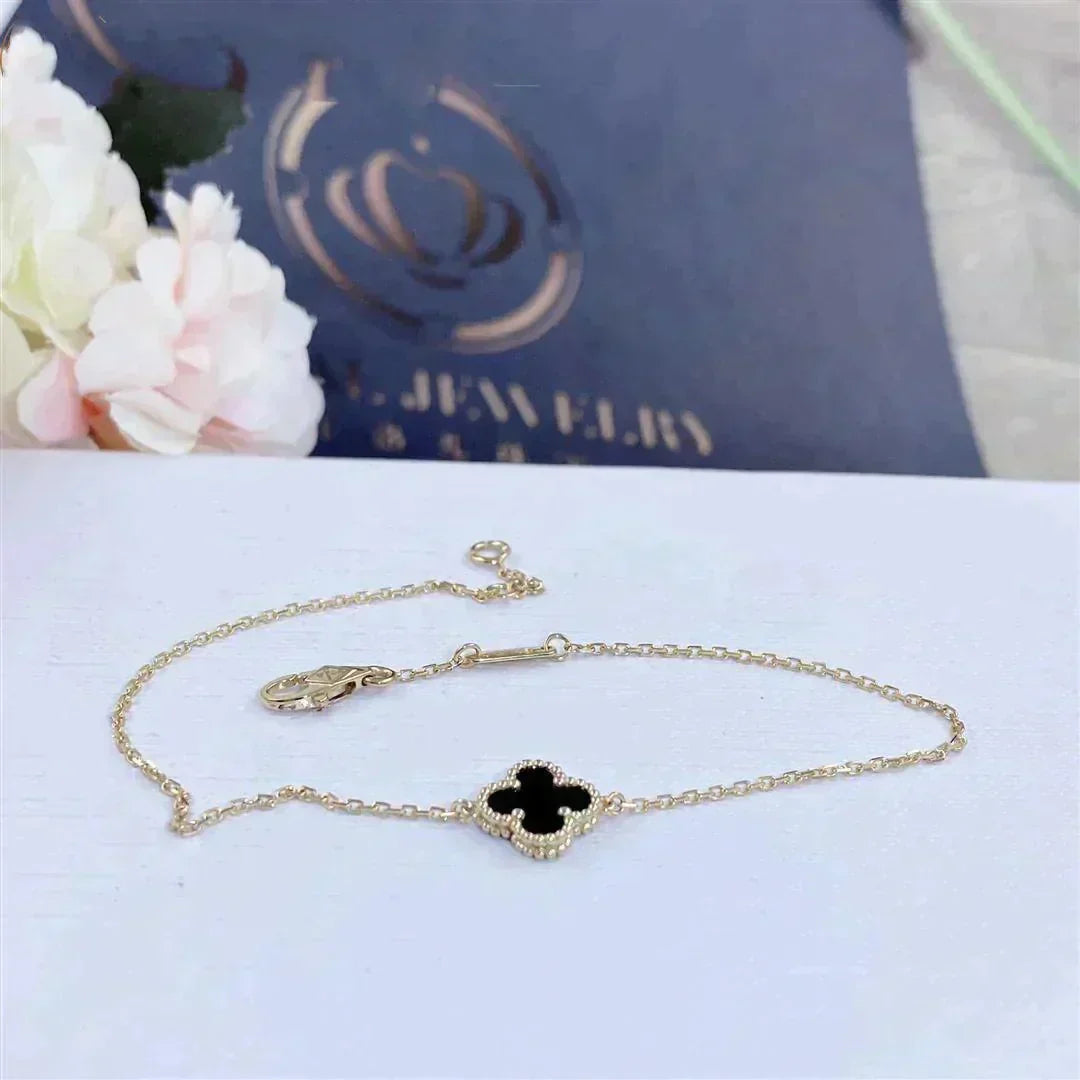 ??MIRA?¡¥CLOVER ONYX SINGLE FLOWER BRACELET