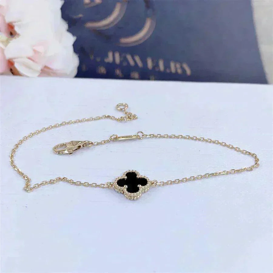??MIRA?¡¥CLOVER ONYX SINGLE FLOWER BRACELET