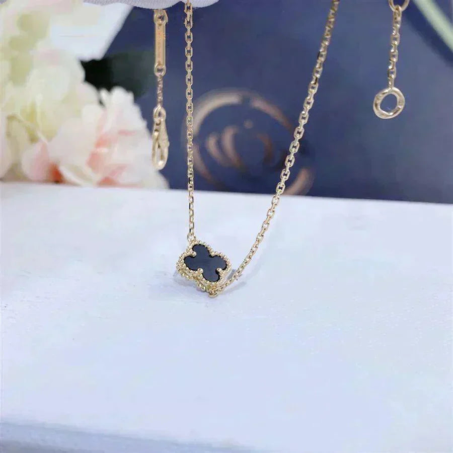 ??MIRA?¡¥CLOVER ONYX SINGLE FLOWER BRACELET