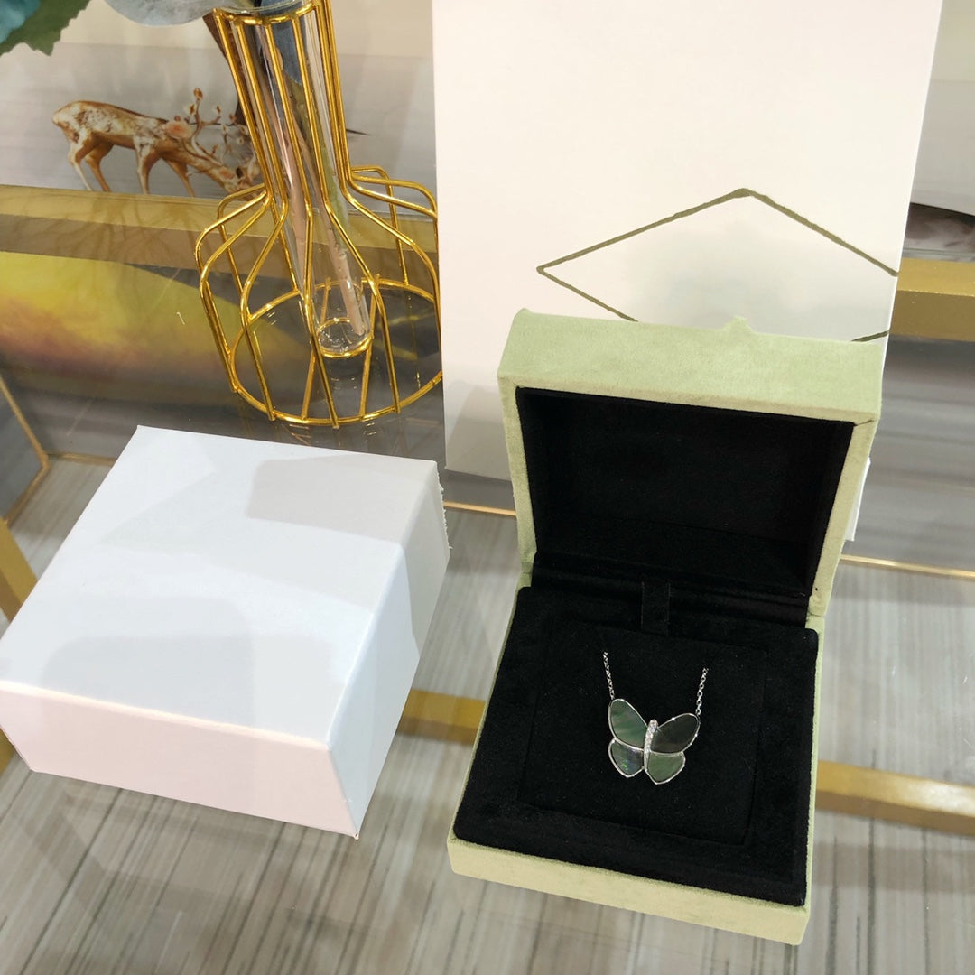 ??MIRA?¡¥LARGE BUTTERFLY SILVER PENDANT DIAMOND NECKLACE