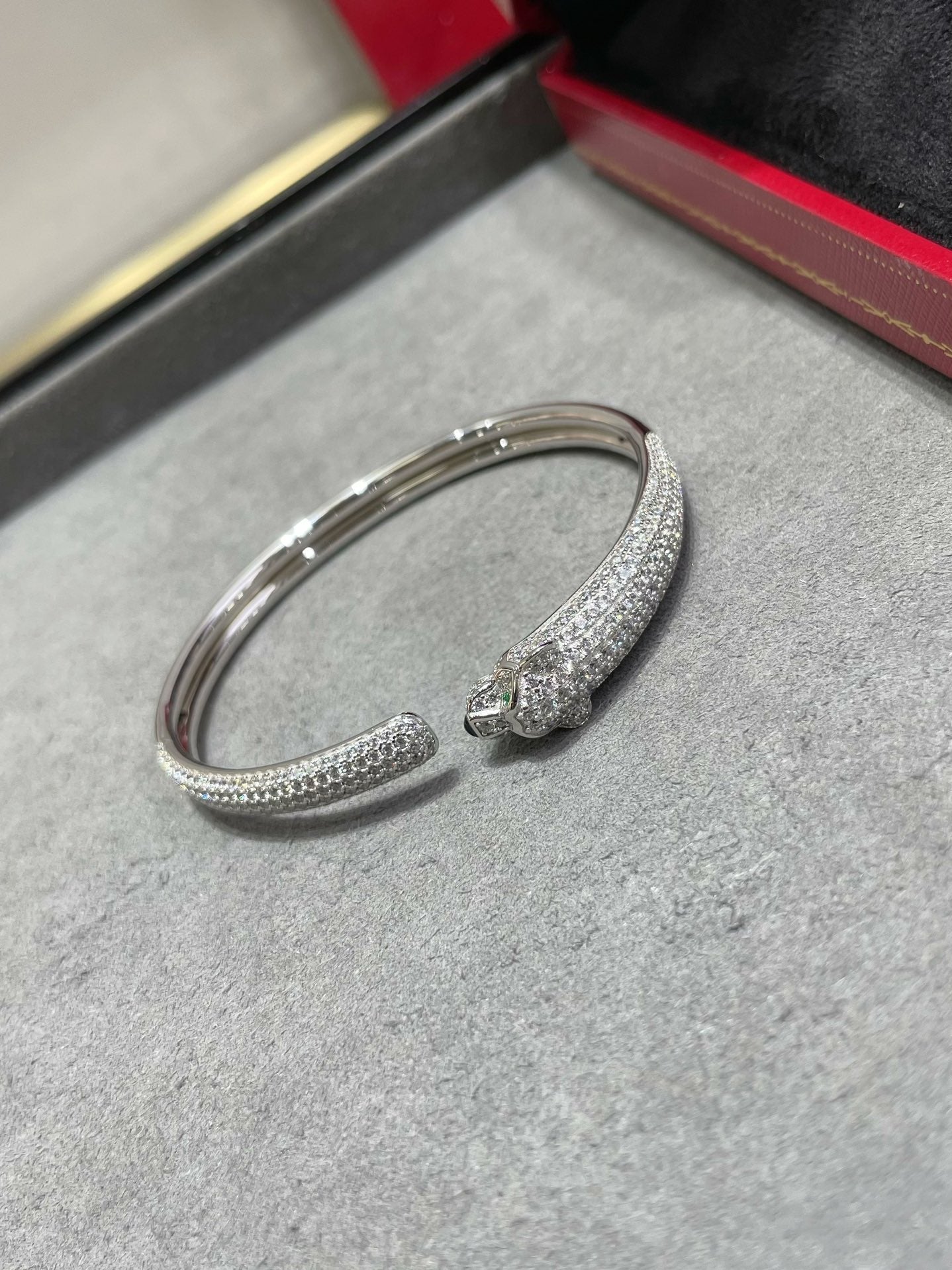 ??MIRA?¡¥PANTHERE FULL DIAMOND OPEN BRACELET